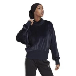 Dames Sweatshirt Adidas Holidayz Cozy GT -Dames Sportkleding Winkel adidas hc8806 6 apparel on model walking view white