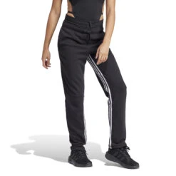 Antibacteriële Joggingbroek Voor Dames Adidas Express 9 Antibacteriële Joggingbroek Voor Dames Adidas Express -Dames Sportkleding Winkel adidas in1830 5 apparel on model walking view white