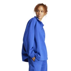 Dames Fleece Sweatshirt Met 1/4 Rits Adidas All Szn -Dames Sportkleding Winkel adidas iw1246 6 apparel on model walking view white