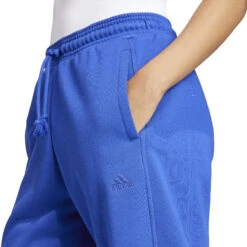 Loszittend Joggingpak Voor Dames Adidas All Szn Fleece 12 Loszittend Joggingpak Voor Dames Adidas All Szn Fleece -Dames Sportkleding Winkel adidas iw1286 6 apparel on model detail view 1 white new0201