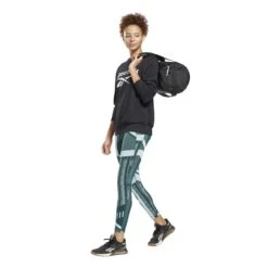 Dames Sweatshirt Reebok Identity Logo French Terry 16 Dames Sweatshirt Reebok Identity Logo French Terry -Dames Sportkleding Winkel gl2534 app on model side white