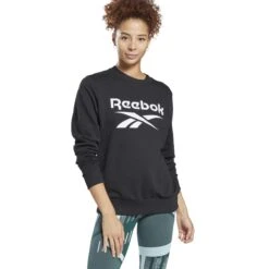 Dames Sweatshirt Reebok Identity Logo French Terry 11 Dames Sweatshirt Reebok Identity Logo French Terry -Dames Sportkleding Winkel gl2534 app on model standard white