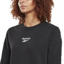 Dames Sweatshirt Reebok Training Essentials 22 Dames Sweatshirt Reebok Training Essentials -Dames Sportkleding Winkel gq3889 app on model detail 2 white