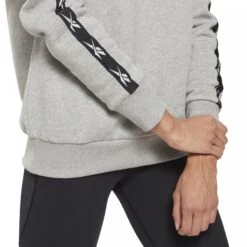 Dames Sweatshirt Reebok Training Essentials 27 Dames Sweatshirt Reebok Training Essentials -Dames Sportkleding Winkel gq3890 app on model detail 1 white