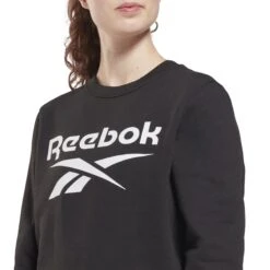 Sweatshirt Vrouw Reebok Identity Logo Fleece 13 Sweatshirt Vrouw Reebok Identity Logo Fleece -Dames Sportkleding Winkel gs9378 app on model detail 1 white