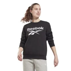 Sweatshirt Vrouw Reebok Identity Logo Fleece 11 Sweatshirt Vrouw Reebok Identity Logo Fleece -Dames Sportkleding Winkel gs9378 app on model standard white