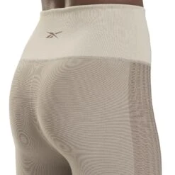 Dames Naadloze Legging Reebok Les Mills® -Dames Sportkleding Winkel h58133 app on model detail 1 white