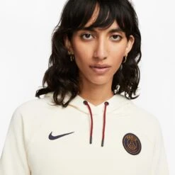 Nike Dames Hoodie PSG Essentiel Fleece 2023/24 12 Nike Dames Hoodie PSG Essentiel Fleece 2023/24 -Dames Sportkleding Winkel nike dv4704 113 phsym001