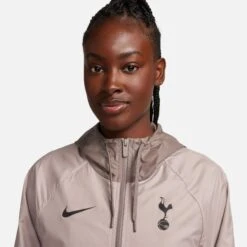 Nike Tottenham Waterdicht Damesjack 2023/24 -Dames Sportkleding Winkel nike fd8427 272 marron clair taupe haze noir 3