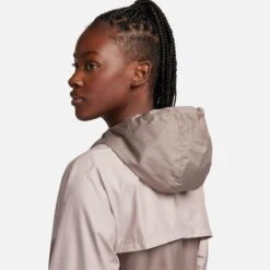 Nike Tottenham Waterdicht Damesjack 2023/24 -Dames Sportkleding Winkel nike fd8427 272 marron clair taupe haze noir 5