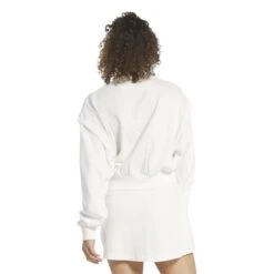 Dames Sweatshirt Met Ronde Hals Reebok Classics Varsity -Dames Sportkleding Winkel reebok ht7856 3 apparel on model back view white